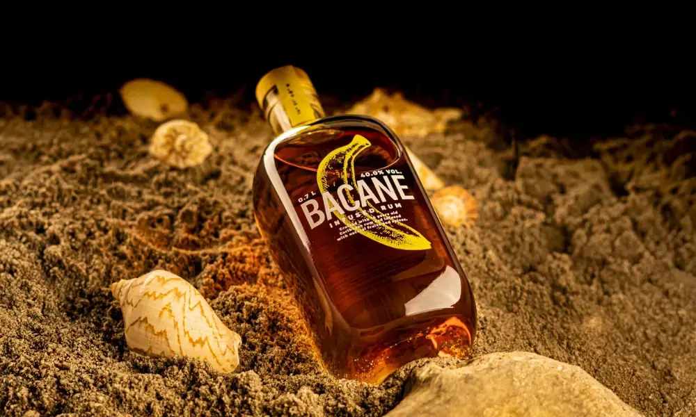 HeulNichtRum Bacane im Sand liegend
